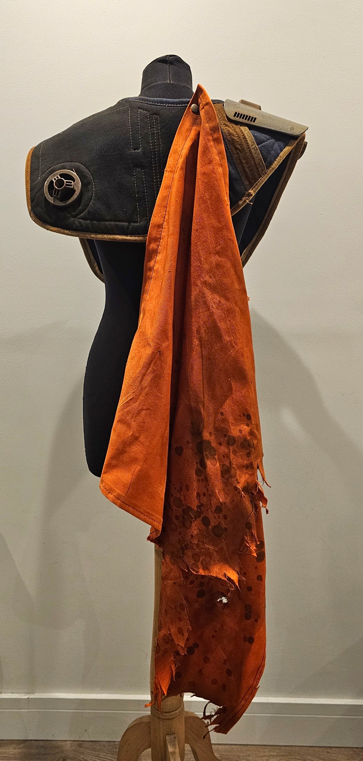 Asymmetric cowl